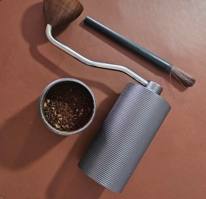 Moedor de café iCoffee M3 Pro visto de cima, com o compartimento aberto e cheio de pó de café.