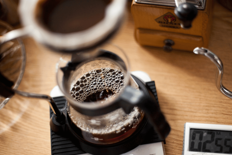 Hario V60 ou Prensa Francesa: Qual o melhor método de extração para o seu café?